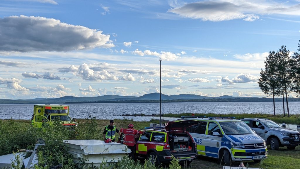 MORA 20220718
Räddningstjänst där ett mindre amfibieplan störtade i den nordöstra delen av Siljan, nära Sollerön på måndagen. Två tyska medborgare befann sig ombord vid olyckan, en har hittats död.
Foto:Joakim Olsson/ TT / kod 40421