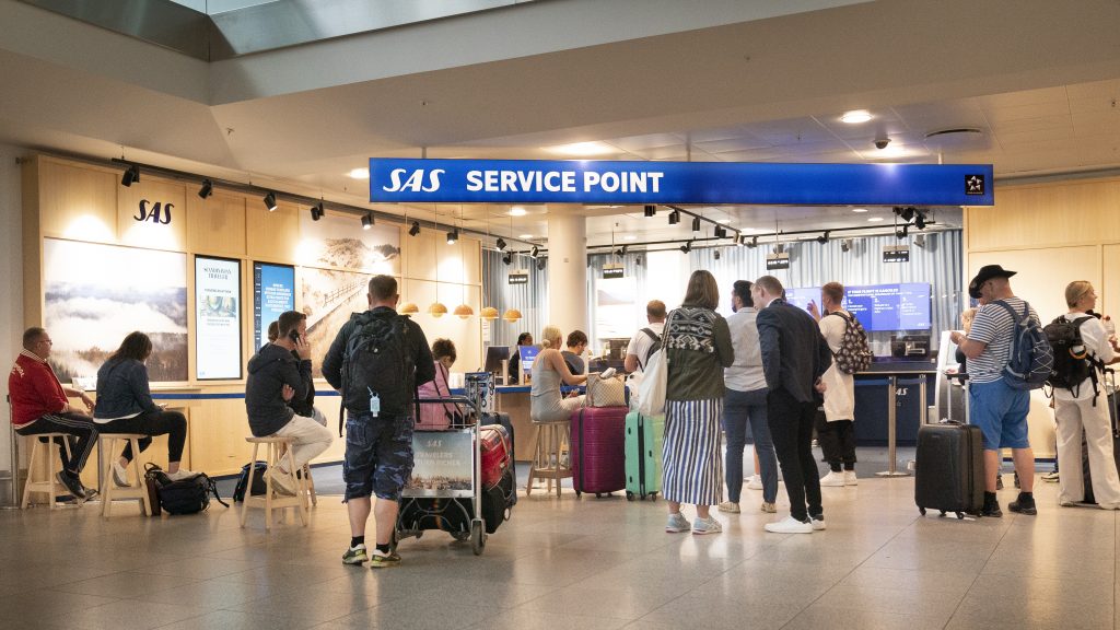 SAS fly på jorden, kø ved service point og aflyste flyafgange i Københavns Lufthavn, mandag den 18 juli 2022. (Foto: Liselotte Sabroe/Ritzau Scanpix)