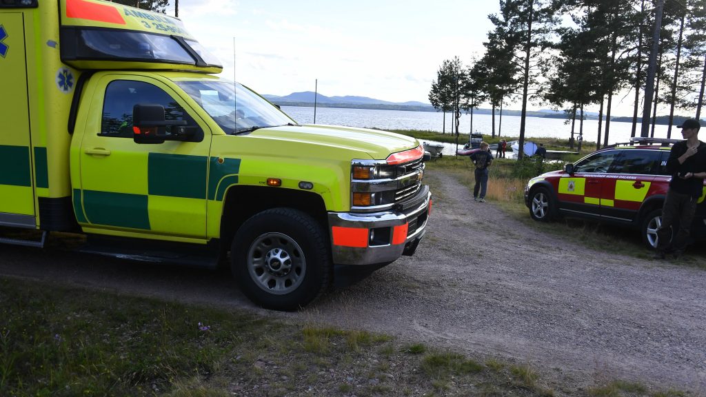SILJAN 20220718
Ambulans lämnar platsen där ett mindre plan störtat i den nordöstra delen av Siljan, nära Sollerön. Två tyska medborgare befann sig ombord vid olyckan, en har hittats död.
Foto: Nisse Schmidt / TT / kod 40421