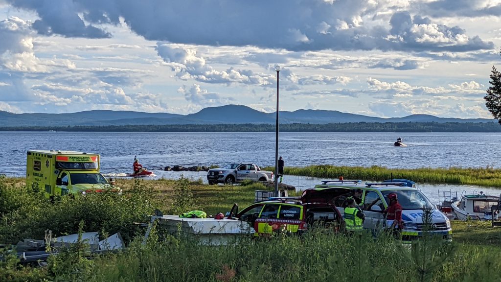 MORA 20220718
Räddningstjänst där ett mindre amfibieplan störtade i den nordöstra delen av Siljan, nära Sollerön på måndagen. Två personer befann sig ombord vid olyckan.
Foto:Joakim Olsson/ TT / kod 40421