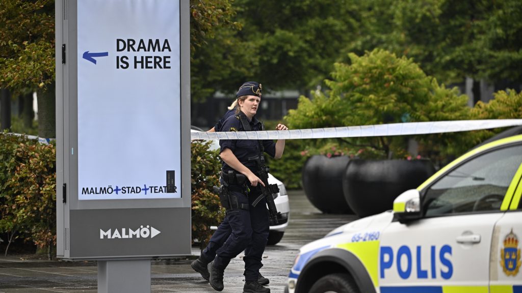 MALMÖ 2022-08-19
Två personer har skadats i samband med en skottlossning på köpcentrumet Emporia i Malmö. Polisen är på plats och avspärrningar har upprättats.
Foto: Johan Nilsson / TT / Kod 50090