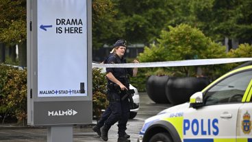 MALMÖ 2022-08-19 
Två personer har skadats i samband med en  skottlossning på köpcentrumet Emporia i Malmö. Polisen är på plats och avspärrningar har upprättats.
Foto: Johan Nilsson / TT / Kod 50090