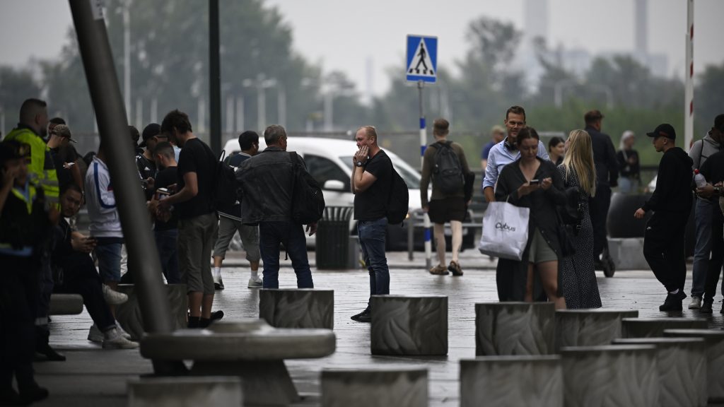 MALMÖ 2022-08-19
Två personer har skadats i samband med en skottlossning på köpcentrumet Emporia i Malmö. Polisen är på plats och avspärrningar har upprättats.
Foto: Johan Nilsson / TT / Kod 50090