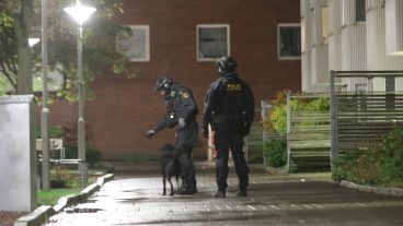 GÖTEBORG 2020-10-11. En port till ett bostadshus förstördes i en explosion i Länsmansgården i Göteborg sent på lördagskvällen. Polisen fick även ytterligare ett larm om ett misstänkt föremål i närheten och båda platserna undersöktes under natten av polisens bombskydd.
Foto  Adam Ihse/TT kod 9200