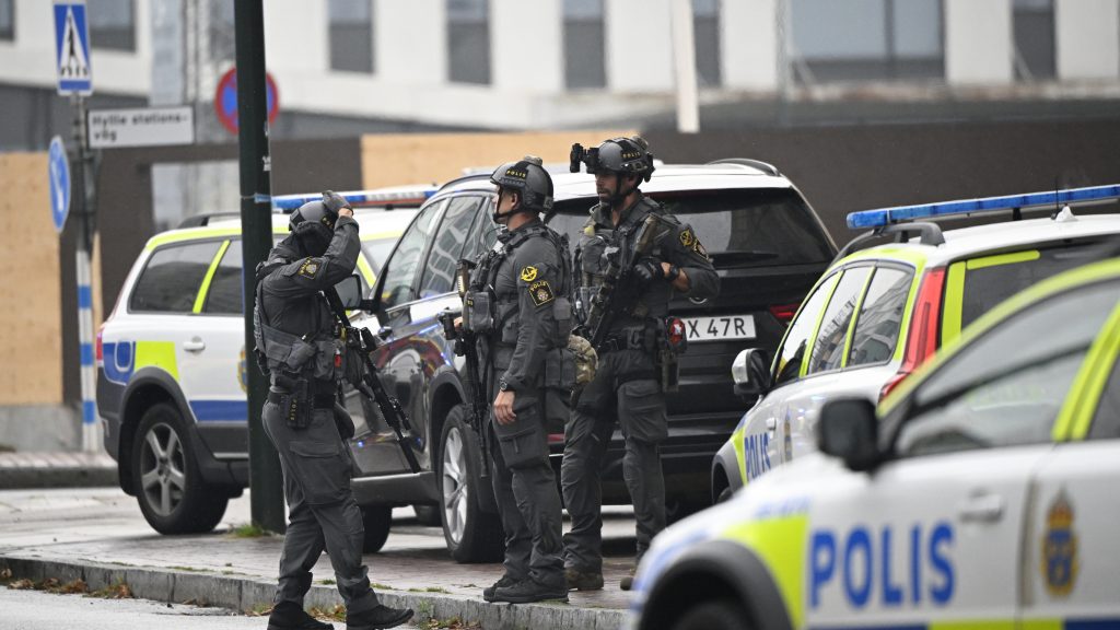 MALMÖ 2022-08-19
Två personer har skadats i samband med en skottlossning som har inträffat på köpcentrumet Emporia i Malmö. Polisen är på plats och avspärrningar har upprättats.
Foto: Johan Nilsson / TT / Kod 50090