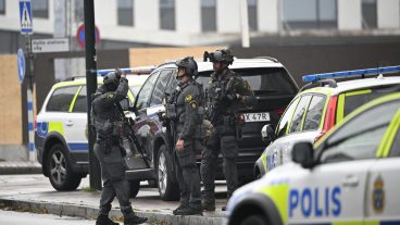 MALMÖ 2022-08-19 
Två personer har skadats i samband med en skottlossning som har inträffat på köpcentrumet Emporia i Malmö. Polisen är på plats och avspärrningar har upprättats.
Foto: Johan Nilsson / TT / Kod 50090