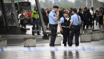 MALMÖ 2022-08-19 
Två personer har skadats i samband med en  skottlossning på köpcentrumet Emporia i Malmö. Polisen är på plats och avspärrningar har upprättats.
Foto: Johan Nilsson / TT / Kod 50090