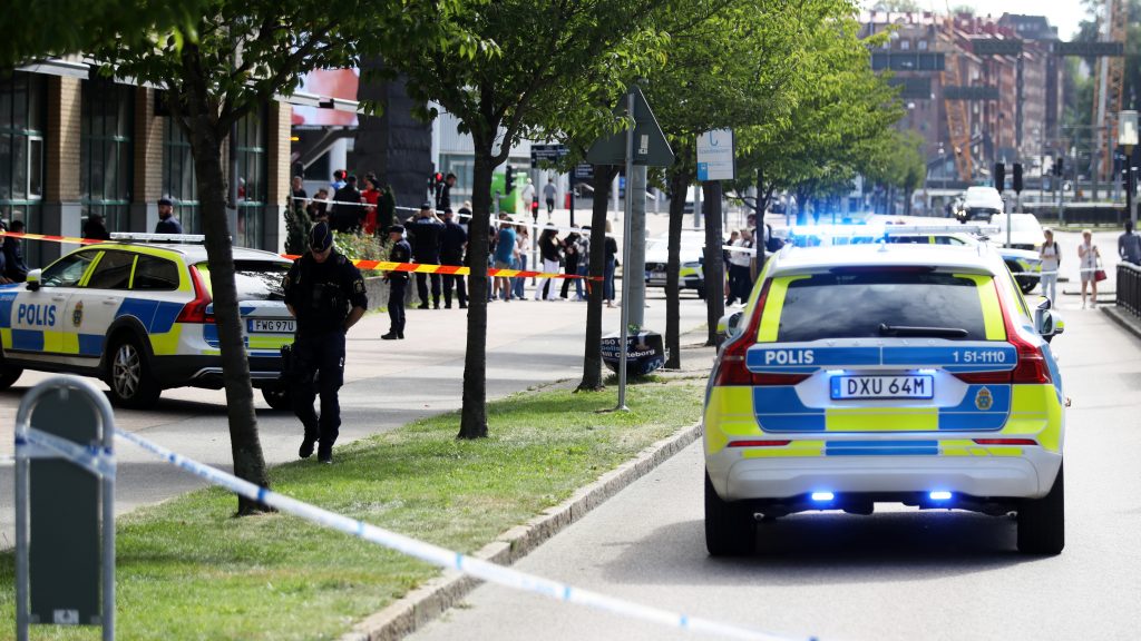 GÖTEBORG 20220823
Två pojkar i tonåren har blivit påkörda i samband med ett bråk utanför Burgårdens gymnasieskola i centrala Göteborg. Två personer har gripits efter en biljakt på Hisingen.
Foto: Adam Ihse / TT kod 9200