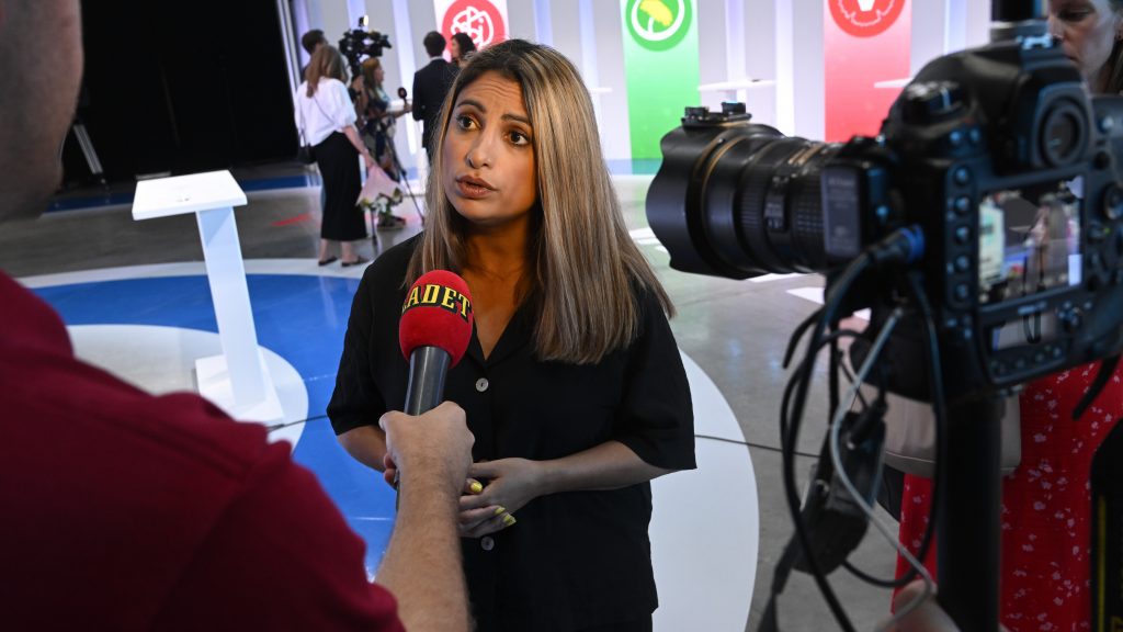 STOCKHOLM 20220816
Vänsterpartiets ledare Nooshi Dadgostar (V) efter tisdagskvällens partiledardebatt i Expressen TV på Quality Hotel vid Friends arena i Solna.
Foto Fredrik Sandberg / TT kod 10080