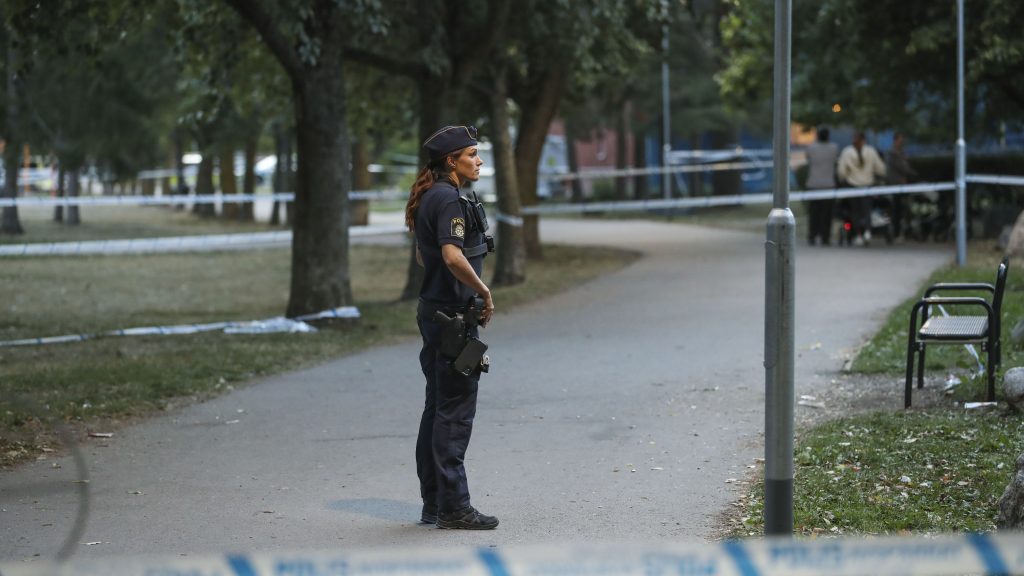 ESKILSTUNA 20220826
Polis på plats i stadsdelen Årby i Eskilstuna där en kvinna och ett barn skottskadades på fredagskvällen.
Foto: Per Karlsson / TT / kod 11890