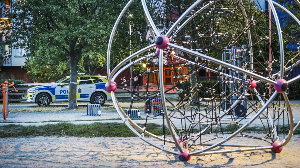 ESKILSTUNA 20220826
Polis på plats i stadsdelen Årby i Eskilstuna där en kvinna och ett barn skottskadades på fredagskvällen.
Foto: Per Karlsson / TT / kod 11890