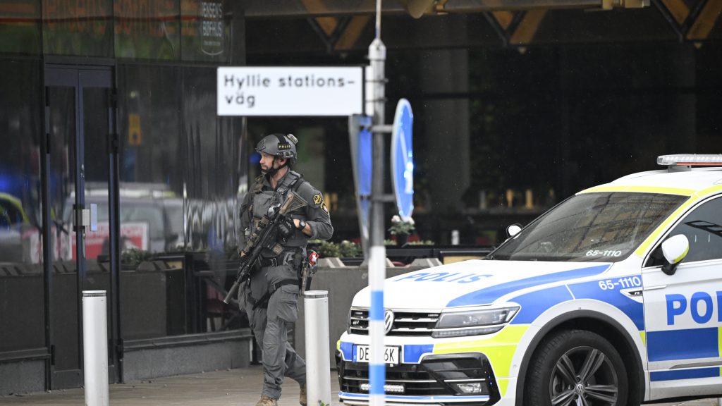 MALMÖ 2022-08-19
Två personer har skadats i samband med en skottlossning på köpcentrumet Emporia i Malmö. Polisen är på plats och avspärrningar har upprättats.
Foto: Johan Nilsson / TT / Kod 50090