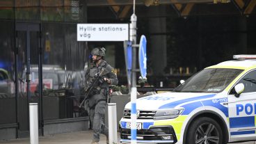 MALMÖ 2022-08-19 
Två personer har skadats i samband med en  skottlossning på köpcentrumet Emporia i Malmö. Polisen är på plats och avspärrningar har upprättats.
Foto: Johan Nilsson / TT / Kod 50090
