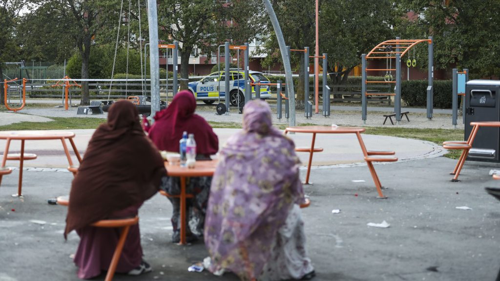 ESKILSTUNA 20220826
Polis på plats i stadsdelen Årby i Eskilstuna där en kvinna och ett barn skottskadades på fredagskvällen.
Foto: Per Karlsson / TT / kod 11890