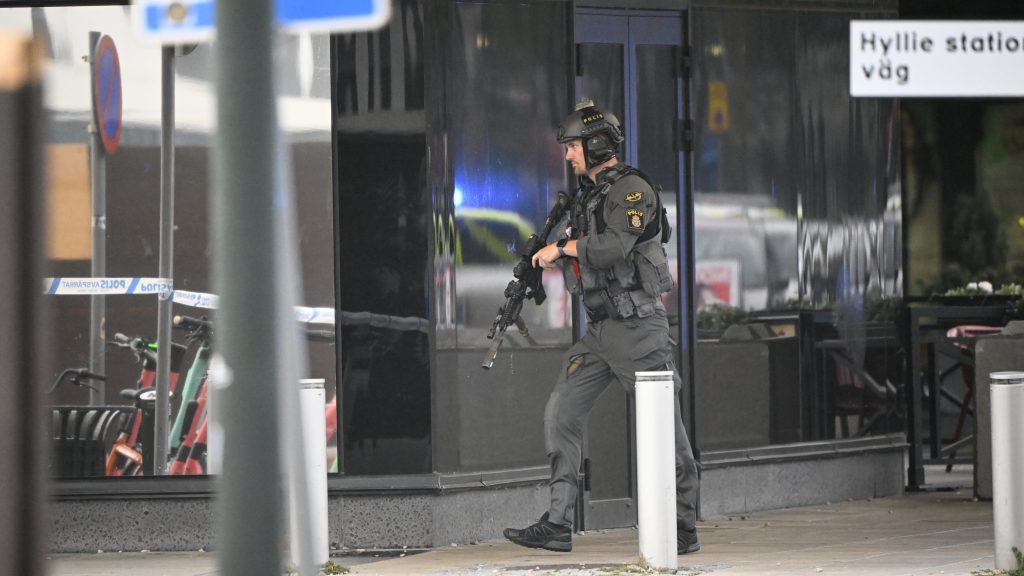MALMÖ 2022-08-19
Två personer har skadats i samband med en skottlossning på köpcentrumet Emporia i Malmö. Polisen är på plats och avspärrningar har upprättats.
Foto: Johan Nilsson / TT / Kod 50090