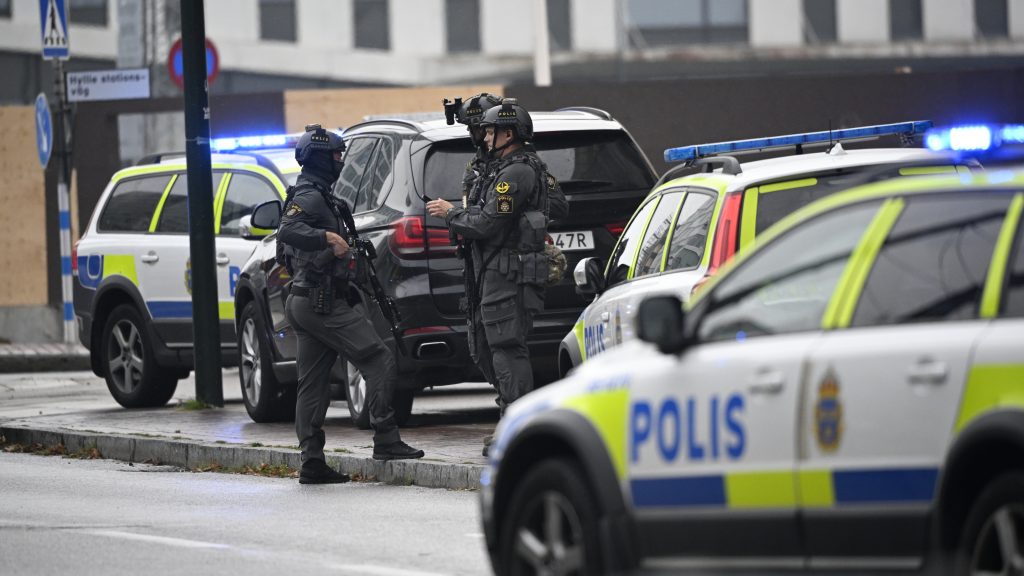 MALMÖ 2022-08-19
Två personer har skadats i samband med en skottlossning som har inträffat på köpcentrumet Emporia i Malmö. Polisen är på plats och avspärrningar har upprättats.
Foto: Johan Nilsson / TT / Kod 50090