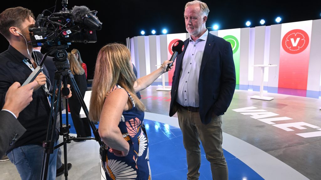STOCKHOLM 20220816
Liberalernas partiledare Johan Pehrson (L) efter tisdagskvällens partiledardebatt i Expressen TV på Quality Hotel vid Friends arena i Solna.
Foto Fredrik Sandberg / TT kod 10080