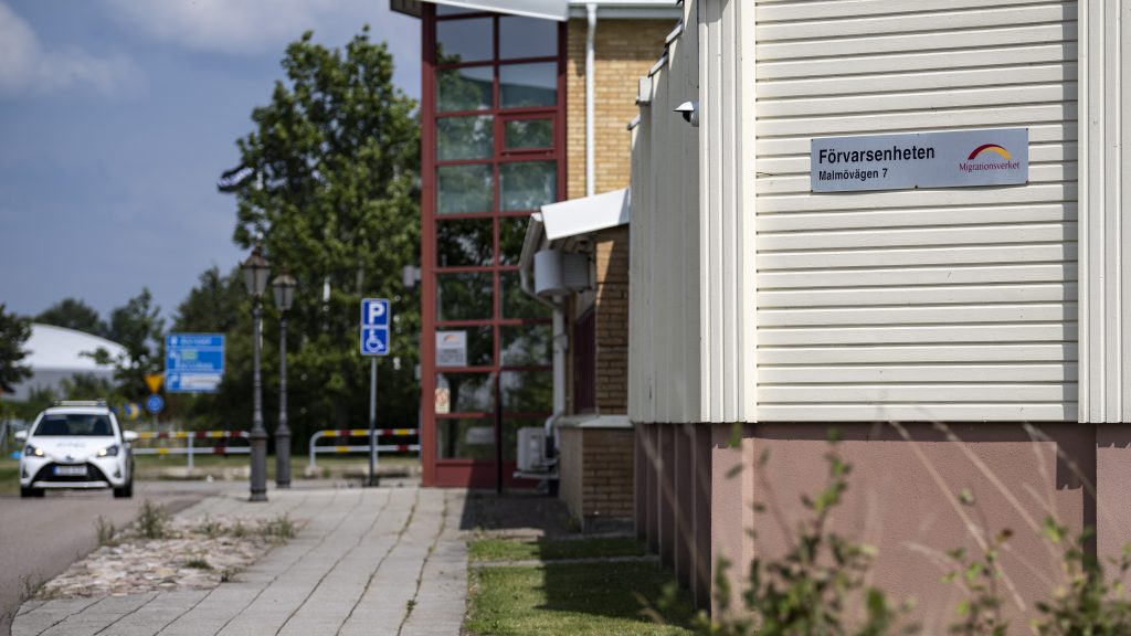 ÅSTORP 2022-08-15
Exteriörbild på Migrationsverkets förvar i Åstorp. Fyra personer har rymt från Migrationsverkets förvar i Åstorp i Skåne efter att ha gjort ett hål i väggen. Hålet upptäcktes tidigt i morse och samtidigt konstaterades att fyra personer var borta. De har fått tag på något verktyg och smusslat in det i ett bostadsrum. Rymningen upptäcktes av personal som larmade polisen, säger Didzis Melbiksis, presstalesperson på Migrationsverket till Expressen. En internutredning av händelsen kommer att genomföras och lokalerna genomsöks. Migrationsverket kommer också att se över sina rutiner, uppger Melbiksis. Polisen har upprättat en anmälan om skadegörelse.
Foto: Johan Nilsson / TT / Kod 50090