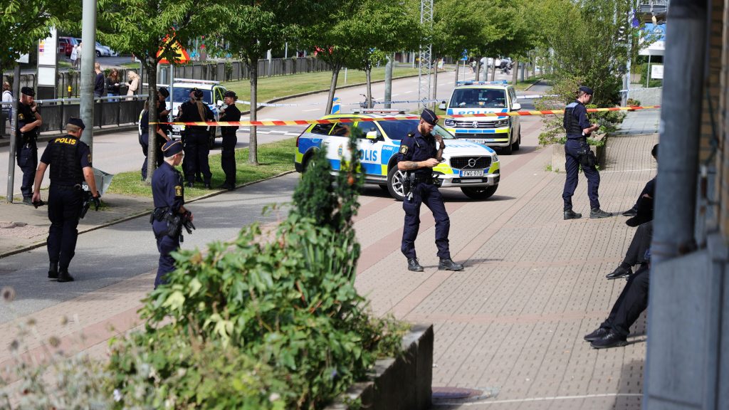GÖTEBORG 20220823
Två pojkar i tonåren har blivit påkörda i samband med ett bråk utanför Burgårdens gymnasieskola i centrala Göteborg. Två personer har gripits efter en biljakt på Hisingen.
Foto: Adam Ihse / TT kod 9200