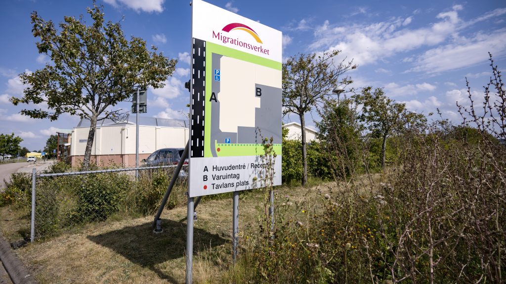 ÅSTORP 2022-08-15
Exteriörbild på Migrationsverkets förvar i Åstorp. Fyra personer har rymt från Migrationsverkets förvar i Åstorp i Skåne efter att ha gjort ett hål i väggen. Hålet upptäcktes tidigt i morse och samtidigt konstaterades att fyra personer var borta. De har fått tag på något verktyg och smusslat in det i ett bostadsrum. Rymningen upptäcktes av personal som larmade polisen, säger Didzis Melbiksis, presstalesperson på Migrationsverket till Expressen. En internutredning av händelsen kommer att genomföras och lokalerna genomsöks. Migrationsverket kommer också att se över sina rutiner, uppger Melbiksis. Polisen har upprättat en anmälan om skadegörelse.
Foto: Johan Nilsson / TT / Kod 50090