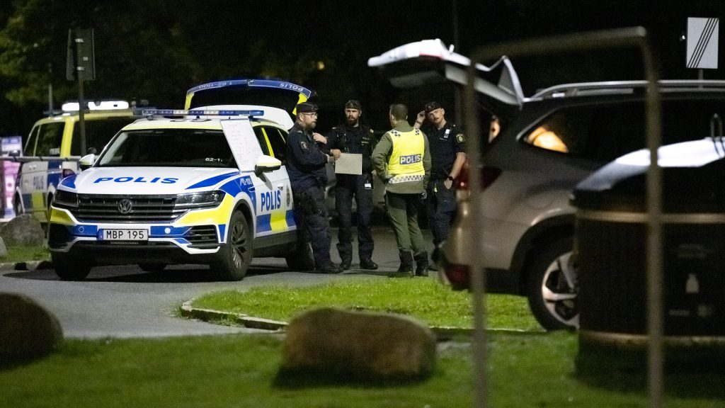 KRISTIANSTAD, SVERIGE 20220923
Polisen arbetar tidigt på fredagsmorgonen innanför avspärrningarna efter att en person skjutits ihjäl på Göingegatan på Gamlegården i Kristianstad. 48 personer har skjutits ihjäl i Sverige under 2022. Därmed har den tidigare dystra toppnoteringen från 2020 spräckts – trots att det bara är september.
Foto: Johan Nilsson / TT / Kod 50090