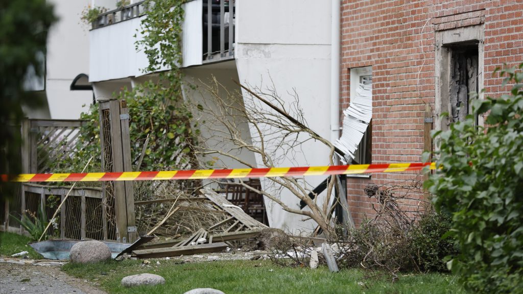 SOLNA 20220923
En kraftig explosion inträffade i Huvudsta i Solna sent på torsdagskvällen. På grund av befarad rasrisk till följd av de omfattande skadorna på huset tog räddningstjänsten beslut om att evakuera boende i ett trapphus.
Foto: Christine Olsson / TT kod 10430