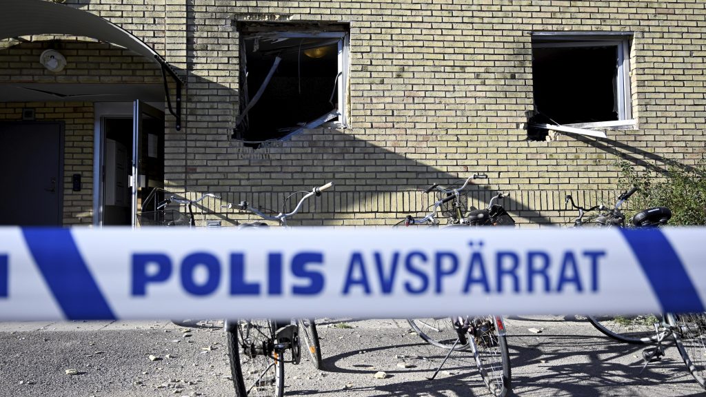 UPPSALA 20220907
Ett flertal personer har under natten tvingats lämna sina hem efter en explosion vid ett lägenhetshus i stadsdelen Gränby i Uppsala.
Foto: Henrik Montgomery / TT kod 10060