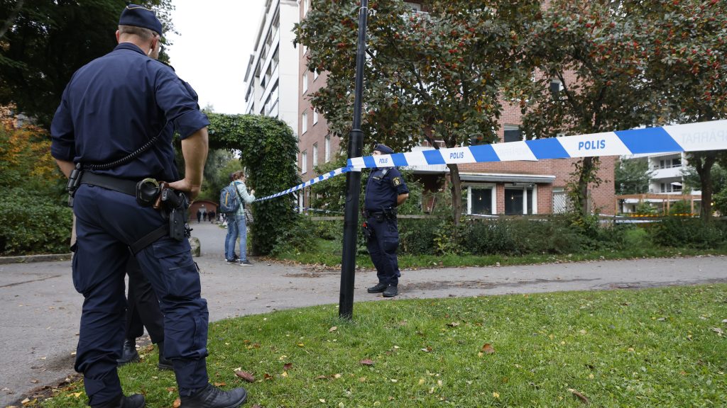 SOLNA 20220923
En kraftig explosion inträffade i Huvudsta i Solna sent på torsdagskvällen. På grund av befarad rasrisk till följd av de omfattande skadorna på huset tog räddningstjänsten beslut om att evakuera boende i ett trapphus.
Foto: Christine Olsson / TT kod 10430