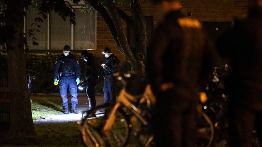KRISTIANSTAD, SVERIGE 20220923
Polisens kriminaltekniker arbetar tidigt på fredagsmorgonen innanför avspärrningarna efter att en person skjutits ihjäl på Göingegatan på Gamlegården i Kristianstad. 48 personer har skjutits ihjäl i Sverige under 2022. Därmed har den tidigare dystra toppnoteringen från 2020 spräckts – trots att det bara är september.
Foto: Johan Nilsson / TT / Kod 50090
