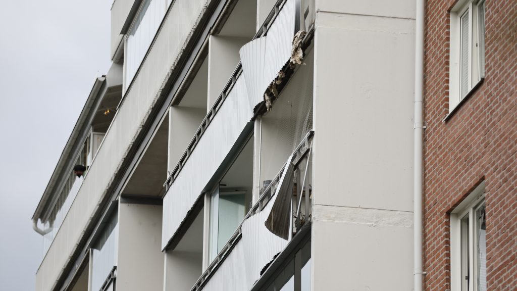 SOLNA 20220923
En kraftig explosion inträffade i Huvudsta i Solna sent på torsdagskvällen. På grund av befarad rasrisk till följd av de omfattande skadorna på huset tog räddningstjänsten beslut om att evakuera boende i ett trapphus.
Foto: Christine Olsson / TT kod 10430