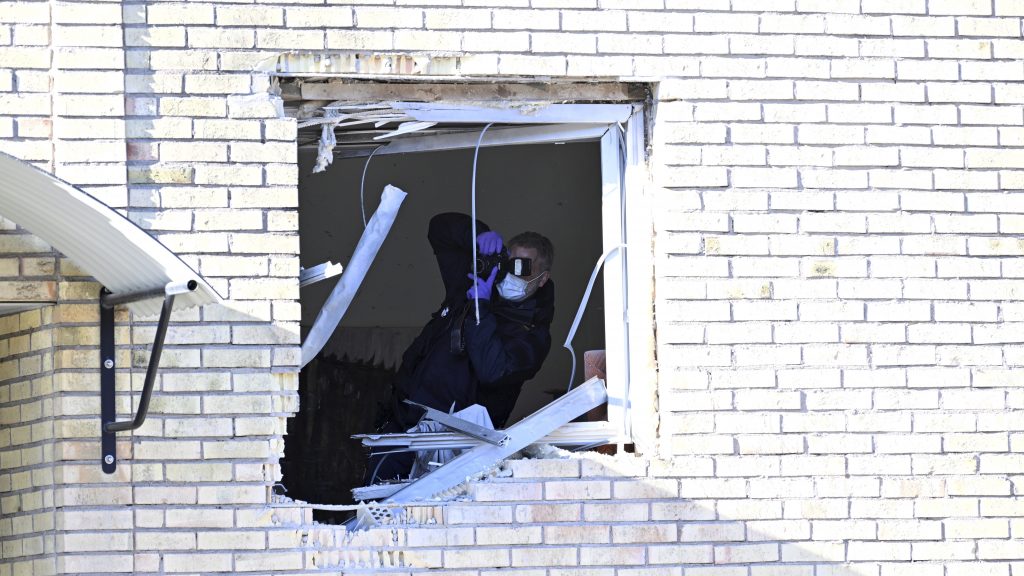 UPPSALA 20220907
Ett flertal personer har under natten tvingats lämna sina hem efter en explosion vid ett lägenhetshus i stadsdelen Gränby i Uppsala.
Foto: Henrik Montgomery / TT kod 10060