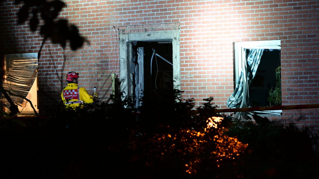 STOCKHOLM 20220922
En kraftig explosion insträffade vid ett bostadshus i Solna sent på torsdagskvällen.
Foto Jonas Ekströmer/TT kod 10030