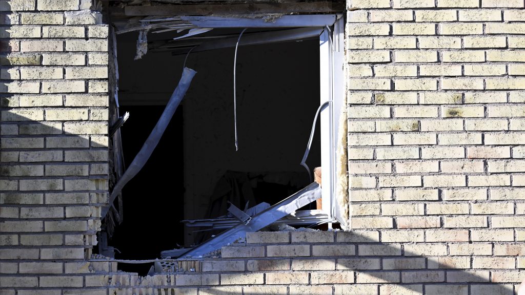 UPPSALA 20220907
Ett flertal personer har under natten tvingats lämna sina hem efter en explosion vid ett lägenhetshus i stadsdelen Gränby i Uppsala.
Foto: Henrik Montgomery / TT kod 10060