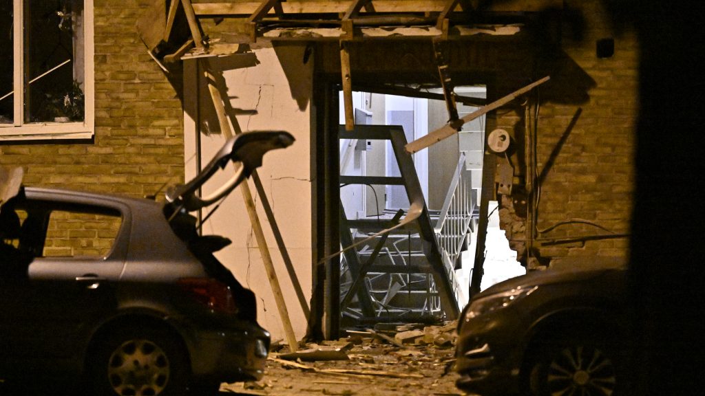 HELSINGBORG, SVERIGE 20220921
Polis och avspärrningar vid en port på Örebrogatan i Helsingborg efter en explosion natten till onsdagen. Två explosioner inträffade i Åstorp och Helsingborg med kort mellanrum under natten.
Foto: Johan Nilsson / TT / Kod 50090