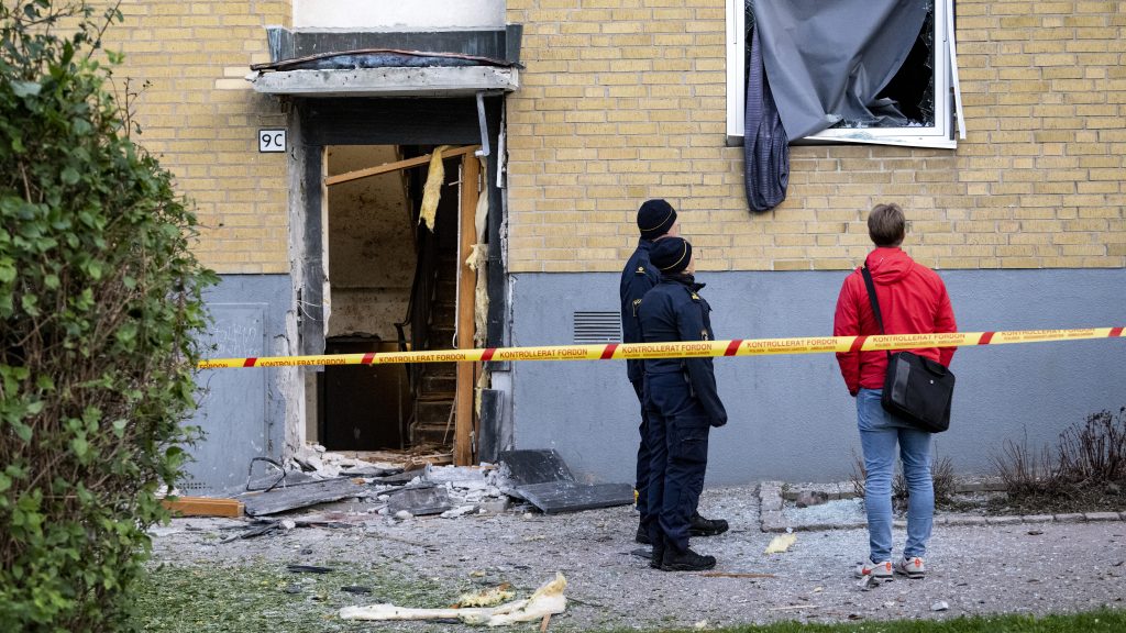 ÅSTORP, SVERIGE 20220921
Polisens kriminaltekniker innanför avspärrningarna vid en port på Idrottsgatan i Åstorp efter en explosion natten till onsdagen. Två explosioner inträffade i Åstorp och Helsingborg med kort mellanrum under natten. En person skadades enligt polisens hemsida allvarligt vid explosionen i Åstorp.
Foto: Johan Nilsson / TT / Kod 50090