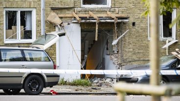 HERLSINGBORG, SVERIGE 20220921
Stora skador på en port och parkerade bilar på Örebrogatan i Helsingborg efter en explosion natten till onsdagen. Två explosioner inträffade i Åstorp och Helsingborg med kort mellanrum under natten. En person skadades enligt polisens hemsida allvarligt vid explosionen i Åstorp. 
Foto: Johan Nilsson / TT / Kod 50090