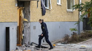 ÅSTORP, SVERIGE 20220921
Polisens kriminaltekniker innanför avspärrningarna vid en port på Idrottsgatan i Åstorp efter en explosion natten till onsdagen. Två explosioner inträffade i Åstorp och Helsingborg med kort mellanrum under natten. En person skadades enligt polisens hemsida allvarligt vid explosionen i Åstorp. 
Foto: Johan Nilsson / TT / Kod 50090