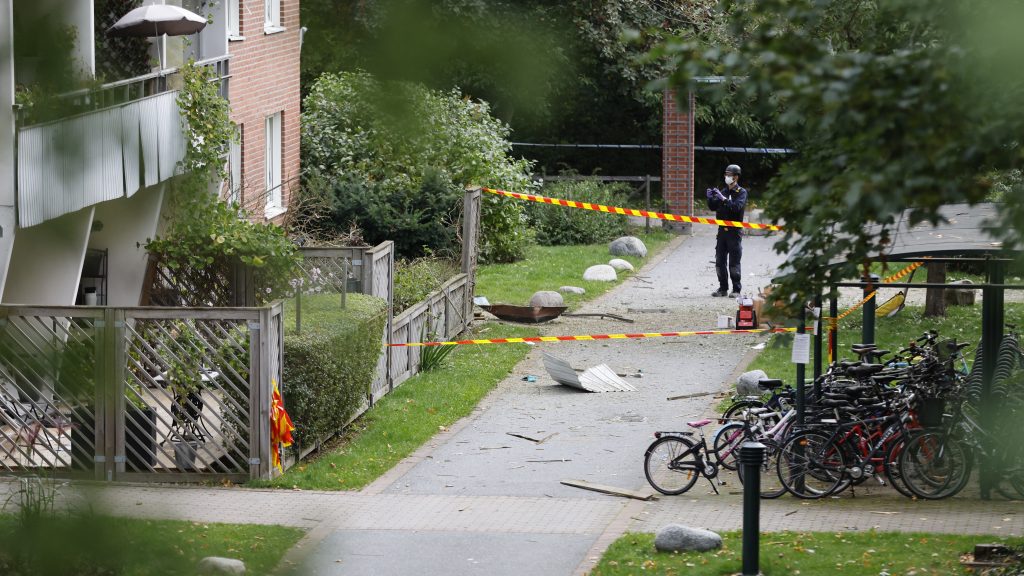 SOLNA 20220923
En kraftig explosion inträffade i Huvudsta i Solna sent på torsdagskvällen. På grund av befarad rasrisk till följd av de omfattande skadorna på huset tog räddningstjänsten beslut om att evakuera boende i ett trapphus.
Foto: Christine Olsson / TT kod 10430