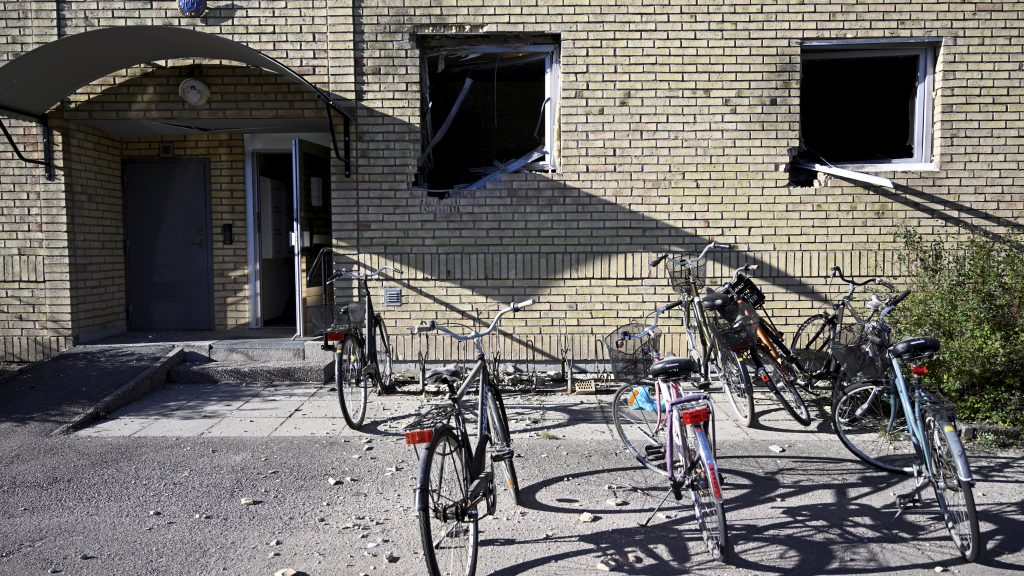 UPPSALA 20220907
Ett flertal personer har under natten tvingats lämna sina hem efter en explosion vid ett lägenhetshus i stadsdelen Gränby i Uppsala.
Foto: Henrik Montgomery / TT kod 10060