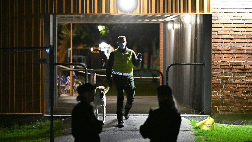 KRISTIANSTAD, SVERIGE 20220923
Polis på plats efter att en person hittats skadad på Göingegatan på Gamlegården i Kristianstad efter larm om skottlossning.
Foto: Johan Nilsson / TT / Kod 50090
