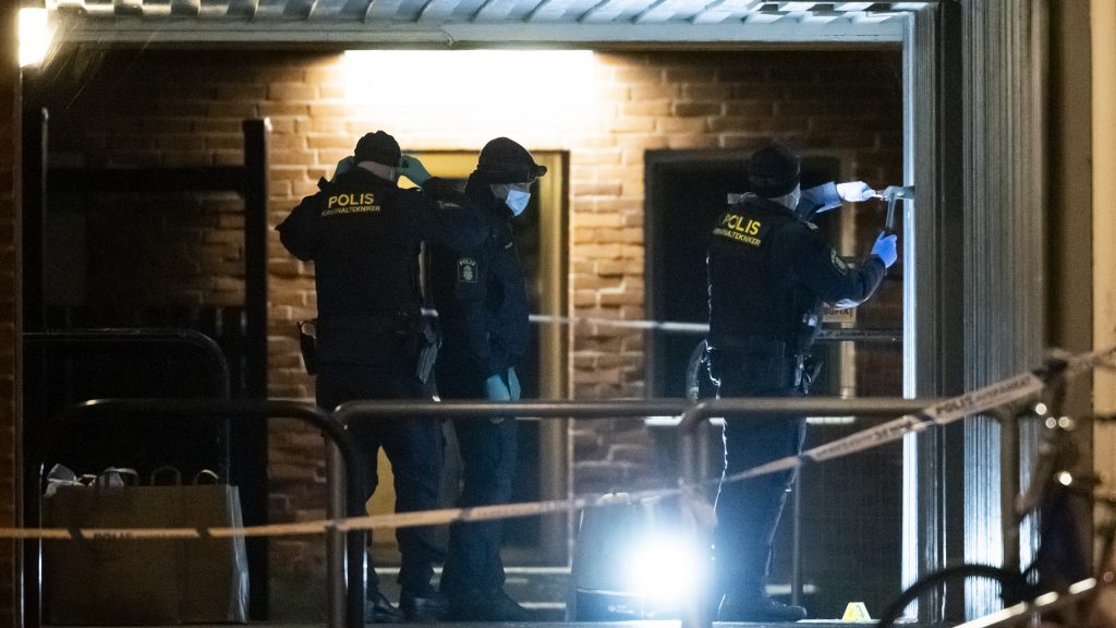 KRISTIANSTAD, SVERIGE 20220923
Polisens kriminaltekniker arbetar tidigt på fredagsmorgonen innanför avspärrningarna efter att en person skjutits ihjäl på Göingegatan på Gamlegården i Kristianstad. 48 personer har skjutits ihjäl i Sverige under 2022. Därmed har den tidigare dystra toppnoteringen från 2020 spräckts – trots att det bara är september.
Foto: Johan Nilsson / TT / Kod 50090