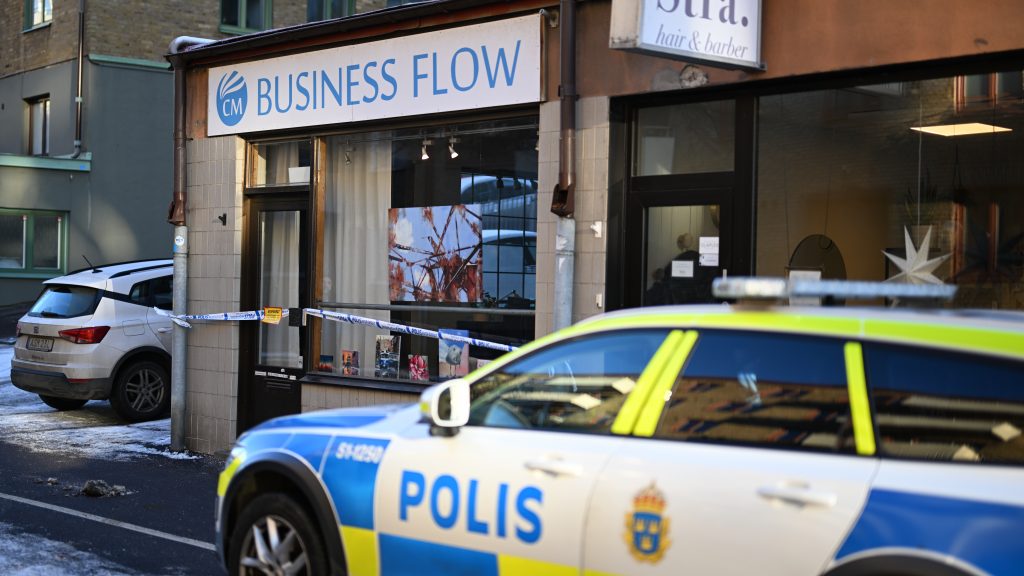 GÖTEBORG 20221213
Två kvinnor har blivit överfallna och rånade på en arbetsplats i Olskroken i Göteborg. Kvinnorna överfölls av beväpnade personer som stal deras bilar och telefoner.
Foto: Björn Larsson Rosvall / TT / kod 9200