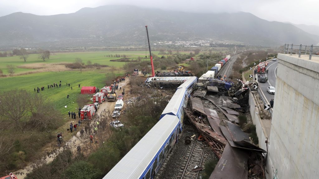A crane operator, firefighters and rescuers work the scene of a collision in Tempe, about 376 kilometers (235 miles) north of Athens, near Larissa city, Greece, Wednesday, March 1, 2023. A train carrying hundreds of passengers has collided with an oncoming freight train in northern Greece, killing and injuring dozens passengers. (AP Photo/Vaggelis Kousioras) XTS111