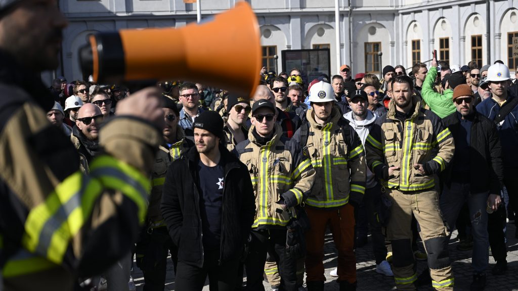 مسيرة احتجاجية لرجال الإطفاء في ستوكهولم
Foto: Henrik Montgomery / TT / kod 10060
