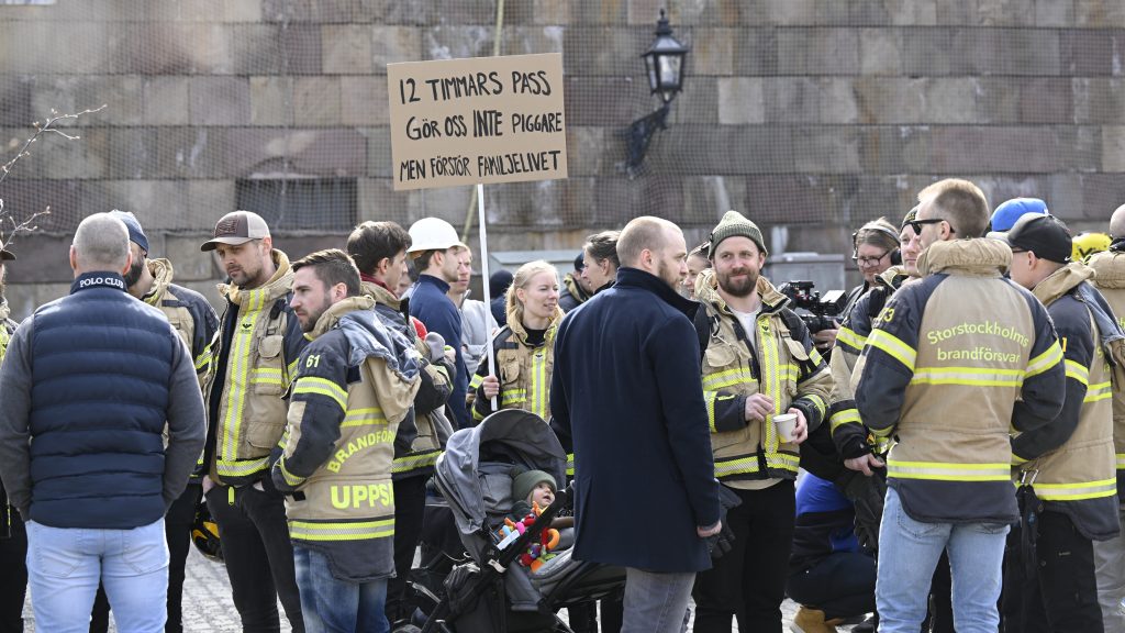 مسيرة احتجاجية لرجال الإطفاء في ستوكهولم
Foto: Henrik Montgomery / TT / kod 10060