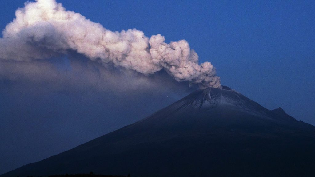 ثوران بركان المكسيك (AP Photo/Marco Ugarte)