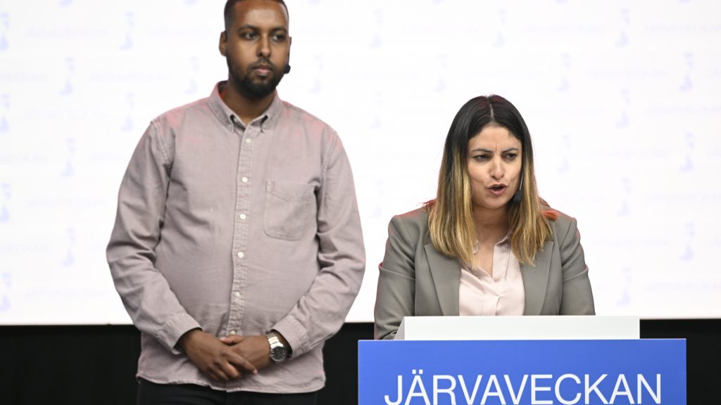 STOCKHOLM 20230602
Ilyas Hassan (V), partistyrelseledamot och ansvarig för Förorten i framtiden samt Vänsterpartiets ledare Nooshi Dadgostar talar under Järvaveckan på fredagen.
Foto: Henrik Montgomery / TT / kod 10060