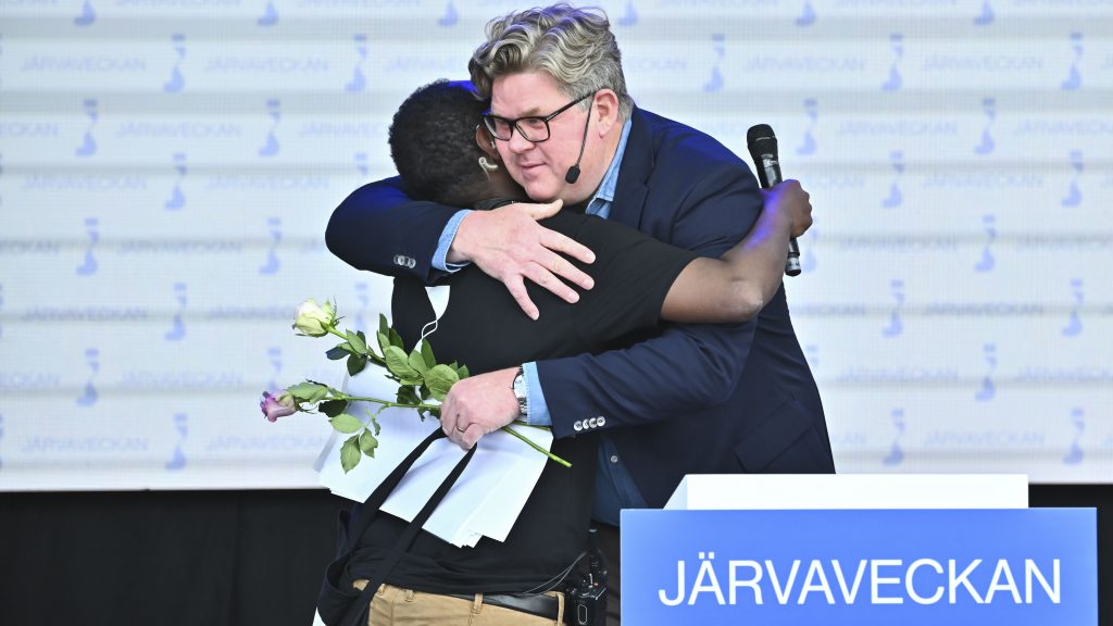 STOCKHOLM 20230603
Justitieminister Gunnar Strömmer (M) får blommor efter sitt tal på Järvaveckan under lördagen.
Foto: Claudio Bresciani / TT / kod 10090