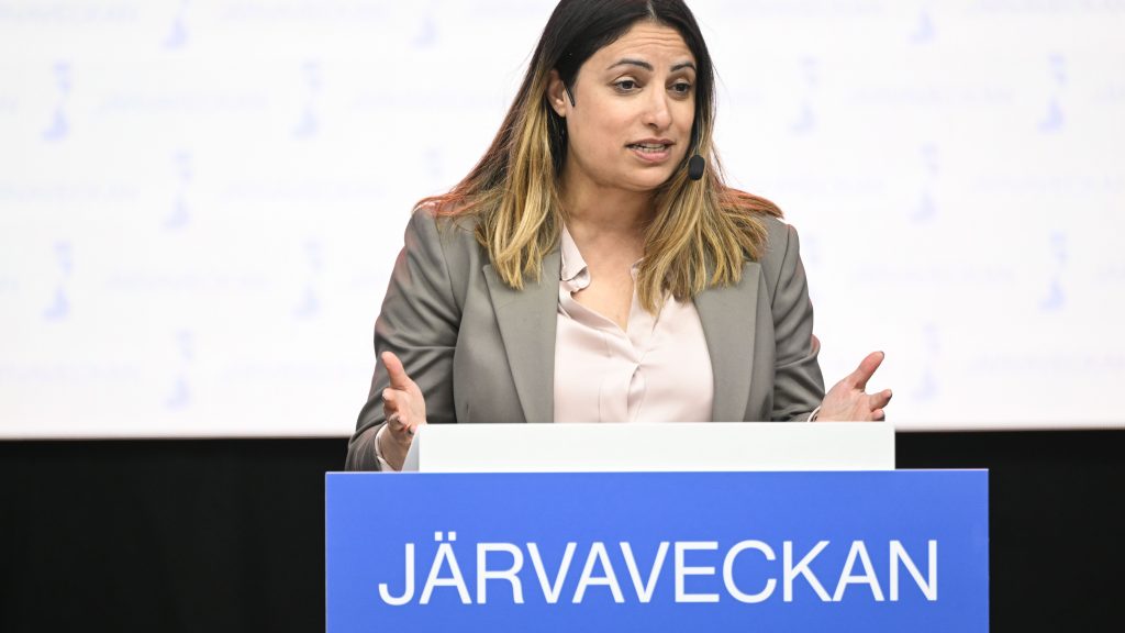 STOCKHOLM 20230602
Vänsterpartiets ledare Nooshi Dadgostar talar under Järvaveckan på fredagen.
Foto: Henrik Montgomery / TT / kod 10060