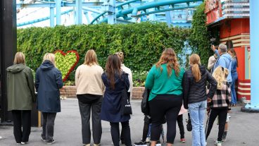 STOCKHOLM 20230703 
En minnesplats har upprättats i Gröna Lund vid berg-och dalbanan Jetline i Stockholm på måndagen. Gröna Lund öppnar dörrarna och blir en promenadpark för alla som vill besöka parken i stillhet på måndagen.
Foto: Ali Lorestani/TT / kod 11950